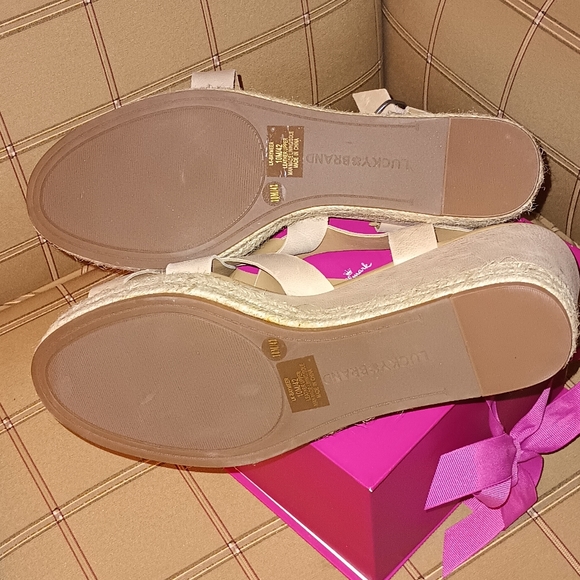 NWOT Lucky Brand Genuine Leather Designer Sandals 🩴 (10) - Picture 4 of 4